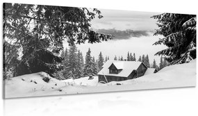 Εικόνα ενός ξύλινου σπιτιού κοντά σε χιονισμένα πεύκα σε ασπρόμαυρο