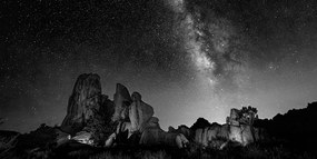 Εικόνα ενός έναστρου ουρανού πάνω από βράχους σε ασπρόμαυρο - 120x60