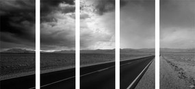 Δρόμος με εικόνα 5 τμημάτων στη μέση της ερήμου σε ασπρόμαυρο