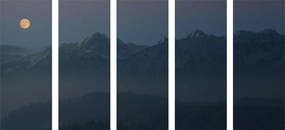 Εικόνα 5 μερών πανσέληνος πάνω από τα βουνά