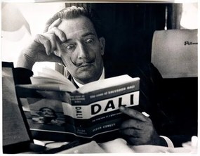 Φωτογραφία Salvador Dali reading his biography, 6 May, 1959