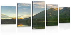 Λίμνη με εικόνα 5 μερών κοντά στα βουνά