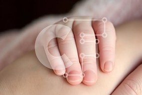 Intra Συλλεκτικό Ξύλινο Παζλ Plywood 4mm - Το χέρι ενός ατόμου ακουμπά στον ώμο του άλλου Σε Ξύλινο Κουτί - Διαστάσεις Puzzle: 10x10 cm – 25 κομμάτια