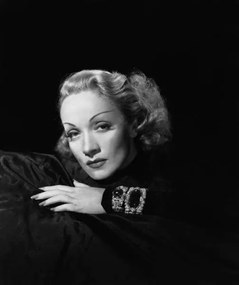 Φωτογραφία 17Th December 1943: German-Born Actress Marlene Dietrich  Wearing A Jewel-Encrusted Bracelet., (35 x 40 cm)