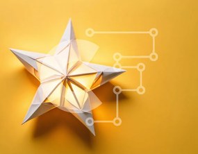 Intra Συλλεκτικό Ξύλινο Παζλ Plywood  4mm - Λευκό φανάρι Origami σε σχήμα αστεριού σε κίτρινο φόντο Σε Ξύλινο Κουτί - Διαστάσεις Puzzle: 10x10 cm – 25 κομμάτια