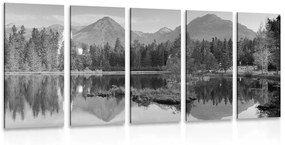 Εικόνα 5 μερών ενός πανέμορφου πανοράματος βουνών δίπλα στη λίμνη σε ασπρόμαυρο
