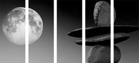 Εικόνα 5 μερών στοιβαγμένες πέτρες στο φως του φεγγαριού σε ασπρόμαυρο