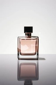 Intra Συλλεκτικό Ξύλινο Παζλ Plywood 4mm - Μπουκάλι αρώματος σε γυάλινο τραπέζι Σε Ξύλινο Κουτί - Διαστάσεις Puzzle: 10x10 cm – 25 κομμάτια