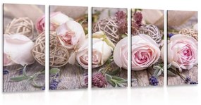 Εικόνα 5 μερών εορταστική λουλουδάτη σύνθεση από τριαντάφυλλα