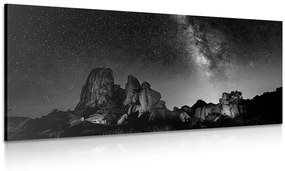 Εικόνα ενός έναστρου ουρανού πάνω από βράχους σε ασπρόμαυρο