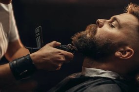 Φωτογραφία Young bearded man getting beard haircut, zamrznutitonovi