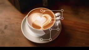 Intra Συλλεκτικό Ξύλινο Παζλ Plywood  4mm - Latte Art σε σχήμα καρδιάς σε λευκό κύπελλο σε ξύλινο τραπέζι Σε Ξύλινο Κουτί - Διαστάσεις: 10x10 cm – 25 κομμάτια