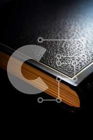 Intra Συλλεκτικό Ξύλινο Παζλ Plywood  4mm - Κοντινό πλάνο ενός δερματόδετου βιβλίου Σε Ξύλινο Κουτί - Διαστάσεις: 10x10 cm – 25 κομμάτια