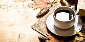 Εικόνα φλιτζάνι καφέ σε μια πινελιά του φθινοπώρου