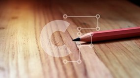 Intra Συλλεκτικό Ξύλινο Παζλ Plywood  4mm - Κόκκινο μολύβι σε ξύλινο τραπέζι Σε Ξύλινο Κουτί - Διαστάσεις: 10x10 cm – 25 κομμάτια