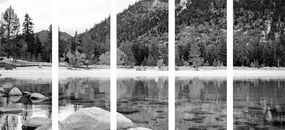 Λίμνη με εικόνα 5 τμημάτων στην όμορφη φύση σε ασπρόμαυρο
