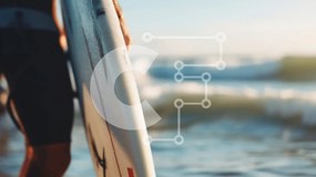 Intra Συλλεκτικό Ξύλινο Παζλ Plywood  4mm - Surfer που κουβαλά σανίδα του σερφ στην παραλία Σε Ξύλινο Κουτί - Διαστάσεις Puzzle: 10x10 cm – 25 κομμάτια