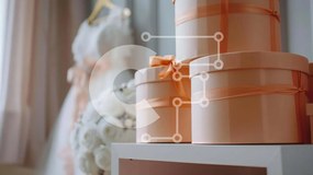 Intra Συλλεκτικό Ξύλινο Παζλ Plywood 4mm - Κομψές ροζ μπομπονιέρες σε λευκό κομοδίνο Σε Ξύλινο Κουτί - Διαστάσεις: 10x10 cm – 25 κομμάτια