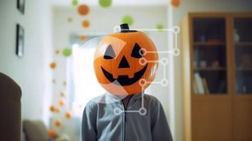 Intra Συλλεκτικό Ξύλινο Παζλ Plywood 4mm - Παιδί με κοστούμι κολοκύθας στο σαλόνι Σε Ξύλινο Κουτί - Διαστάσεις Puzzle: 10x10 cm – 25 κομμάτια