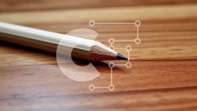 Intra Συλλεκτικό Ξύλινο Παζλ Plywood  4mm - Μολύβι σε ξύλινο τραπέζι Σε Ξύλινο Κουτί - Διαστάσεις: 10x10 cm – 25 κομμάτια