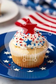 Intra Συλλεκτικό Ξύλινο Παζλ Plywood  4mm - Πατριωτικά cupcakes με αμερικανική σημαία Σε Ξύλινο Κουτί - Διαστάσεις: 10x10 cm – 25 κομμάτια