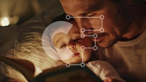 Intra Συλλεκτικό Ξύλινο Παζλ Plywood 4mm - Άνδρας που διαβάζει στο παιδί στο κρεβάτι με τα κεριά Σε Ξύλινο Κουτί - Διαστάσεις Puzzle: 10x10 cm – 25 κομμάτια