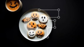 Intra Συλλεκτικό Ξύλινο Παζλ Plywood  4mm - Jack-o'-lantern και μπισκότα νυχτερίδας σε ένα λευκό πιάτο Σε Ξύλινο Κουτί - Διαστάσεις: 10x10 cm – 25 κομμάτια