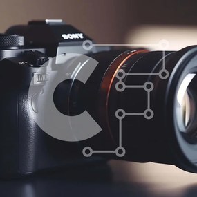 Intra Συλλεκτικό Ξύλινο Παζλ Plywood  4mm - Μαύρη κάμερα Sony σε τραπέζι με ανοιχτό φακό Σε Ξύλινο Κουτί - Διαστάσεις: 10x10 cm – 25 κομμάτια