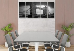 Εικόνα 5 μερών ενός ηλιοβασιλέματος πάνω από τη Γέφυρα του Πύργου σε ασπρόμαυρο - 100x50