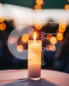 Intra Συλλεκτικό Ξύλινο Παζλ Plywood 4mm - Μονό κερί σε υπαίθριο τραπέζι το βράδυ με κόσμο Σε Ξύλινο Κουτί - Διαστάσεις Puzzle: 10x10 cm – 25 κομμάτια