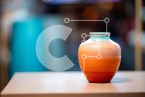 Intra Συλλεκτικό Ξύλινο Παζλ Plywood 4mm - Ζωντανό πορτοκαλί και μπλε βάζο σε ένα ξύλινο τραπέζι Σε Ξύλινο Κουτί - Διαστάσεις: 10x10 cm – 25 κομμάτια