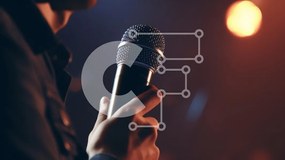 Intra Συλλεκτικό Ξύλινο Παζλ Plywood  4mm - Άτομο που παίζει στη σκηνή με ανοιχτό μικρόφωνο Σε Ξύλινο Κουτί - Διαστάσεις Puzzle: 10x10 cm – 25 κομμάτια