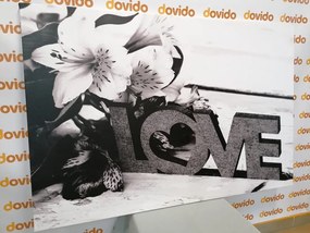 Εικόνα με ξύλινη επιγραφή Love σε ασπρόμαυρο - 90x60