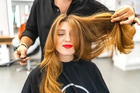 Φωτογραφία Beautiful young woman getting her hair cut, Su Arslanoglu