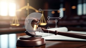 Intra Συλλεκτικό Ξύλινο Παζλ Plywood 4mm - Gavel and Scales of Justice σε μια δικαστική αίθουσα Σε Ξύλινο Κουτί - Διαστάσεις Puzzle: 10x10 cm – 25 κομμάτια