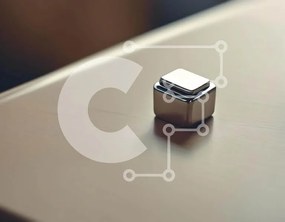 Intra Συλλεκτικό Ξύλινο Παζλ Plywood  4mm - Μυστηριώδης ασημένιος κύβος σε ημιτελές ξύλινο τραπέζι Σε Ξύλινο Κουτί - Διαστάσεις: 10x10 cm – 25 κομμάτια