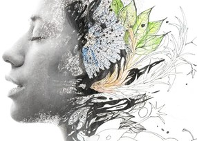 Εικόνα γυναίκας με ζωγραφισμένα λουλούδια