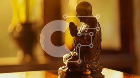 Intra Συλλεκτικό Ξύλινο Παζλ Plywood 4mm - Ήρεμο άγαλμα του Βούδα σε ξύλινο τραπέζι Σε Ξύλινο Κουτί - Διαστάσεις Puzzle: 10x10 cm – 25 κομμάτια