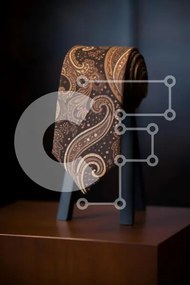Intra Συλλεκτικό Ξύλινο Παζλ Plywood 4mm - Καφέ γραβάτα Paisley σε μαύρο σταντ Σε Ξύλινο Κουτί - Διαστάσεις Puzzle: 10x10 cm – 25 κομμάτια