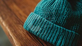 Intra Συλλεκτικό Ξύλινο Παζλ Plywood  4mm - Πλεκτό Beanie σε Ξύλινη Επιφάνεια Σε Ξύλινο Κουτί - Διαστάσεις Puzzle: 10x10 cm – 25 κομμάτια