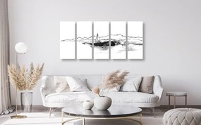 Σκάφος με εικόνα 5 μερών στη θάλασσα σε ασπρόμαυρο