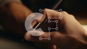 Intra Συλλεκτικό Ξύλινο Παζλ Plywood 4mm - Κοντινό πλάνο ενός χεριού που κρατά ένα στυλό Σε Ξύλινο Κουτί - Διαστάσεις Puzzle: 10x10 cm – 25 κομμάτια