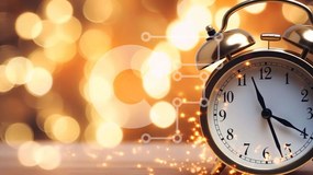 Intra Συλλεκτικό Ξύλινο Παζλ Plywood 4mm - Ξυπνητήρι σε ξύλινο τραπέζι με πολύχρωμα φώτα Σε Ξύλινο Κουτί - Διαστάσεις: 10x10 cm – 25 κομμάτια