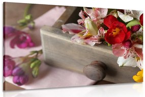 Σύνθεση εικόνας από ανοιξιάτικα λουλούδια σε ένα ξύλινο συρτάρι