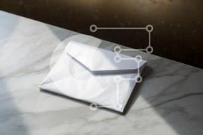 Intra Συλλεκτικό Ξύλινο Παζλ Plywood  4mm - Λευκός φάκελος σε μαρμάρινο τραπέζι Σε Ξύλινο Κουτί - Διαστάσεις: 10x10 cm – 25 κομμάτια