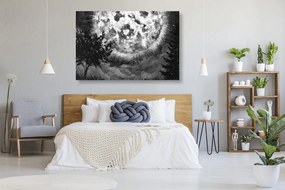 Εικόνα ενός λαμπερού φεγγαριού στον νυχτερινό ουρανό σε ασπρόμαυρο