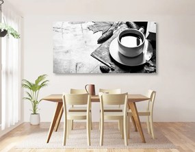 Εικόνα φλιτζάνι καφέ σε μια πινελιά φθινοπώρου σε ασπρόμαυρο