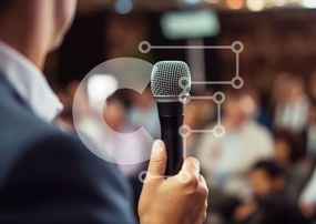 Intra Συλλεκτικό Ξύλινο Παζλ Plywood 4mm - Άνθρωπος που μιλά στην εκδήλωση με μικρόφωνο Σε Ξύλινο Κουτί - Διαστάσεις Puzzle: 10x10 cm – 25 κομμάτια