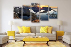 Εικόνα 5 τμημάτων μαγευτικό πανόραμα βουνού με ηλιοβασίλεμα