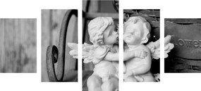 Εικόνες αγγέλων σε 5 μέρη σε παγκάκι σε ασπρόμαυρο